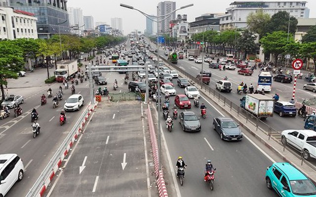 Cầu vượt thép Mai Dịch thi công xong nhưng chưa thông xe, người dân vẫn chật vật di chuyển qua nút ‘thắt cổ chai’