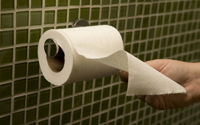 3 công dụng tuyệt vời khi nhỏ loại chất lỏng "quốc dân" vào cuộn giấy vệ sinh