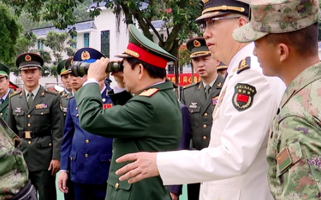 Đại tướng Phan Văn Giang tham quan khí tài của lực lượng biên phòng Trung Quốc