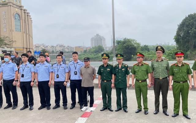 Công an Việt Nam vừa bàn giao một đối tượng truy nã cho công an Trung Quốc