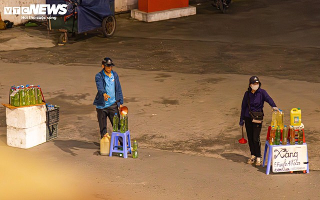 'Cây xăng di động' bán giá cắt cổ, mọc trên vỉa hè Hà Nội