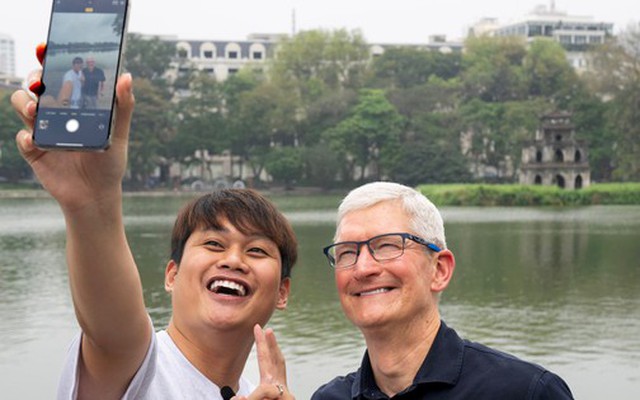 Ảnh của Tim Cook chụp với Duy Thẩm bị CĐM quốc tế nghi ngờ Photoshop