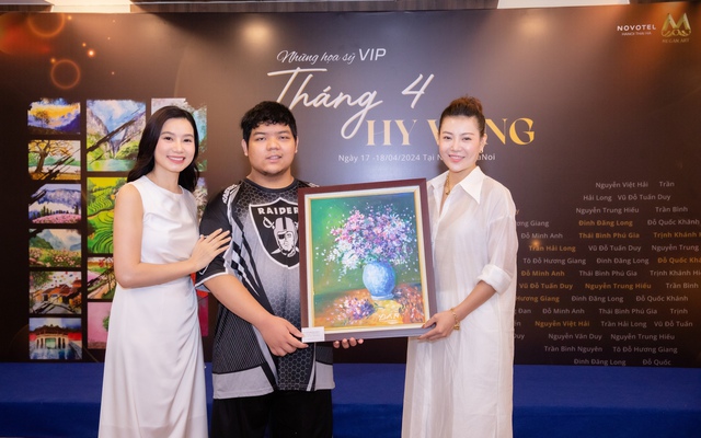 Diễn viên Thanh Hương, Lưu Huyền Trang bất ngờ với triển lãm tranh của trẻ tự kỷ