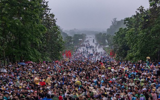 Ảnh: Hàng vạn du khách chen chân lên đền Hùng dâng hương mặc trời mưa tầm tã, nhiều người chờ xuyên đêm để dự lễ