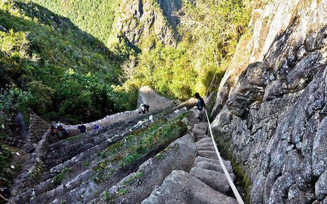Tại sao 'bậc thang tử thần' ở Huayna Picchu của Peru lại dốc đến vậy?