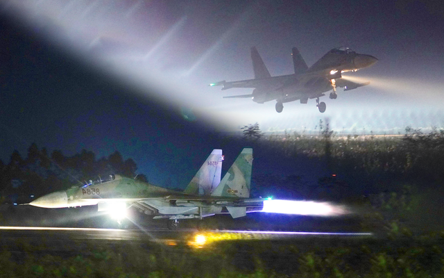 Ngắm “hổ mang chúa” SU30-MK2 hiện đại nhất của không quân Việt Nam xuất kích bay trên bầu trời đêm
