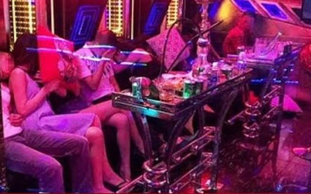 Một tiến sĩ trường ĐH Sư phạm Huế bị tố có hành vi truỵ lạc ở quán karaoke