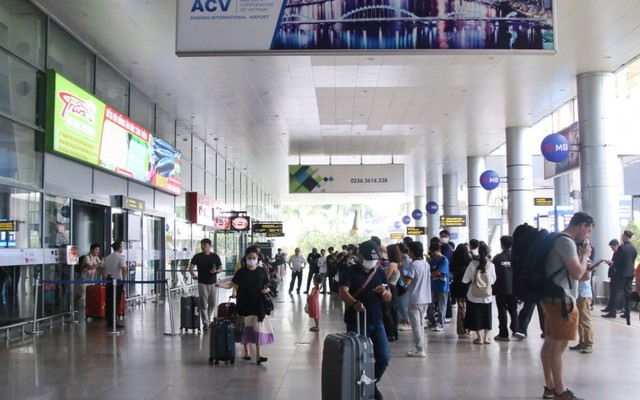Hành khách bỏ quên túi xách chứa 300 triệu đồng ở sân bay Đà Nẵng