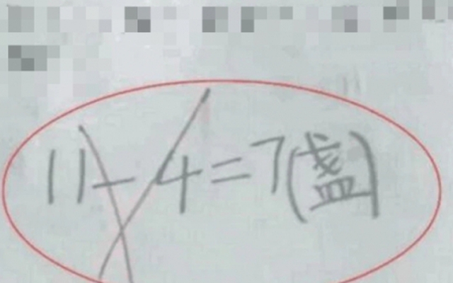 Cả lớp làm "11-4=7" bị gạch sai, chỉ có một học sinh ra kết quả "11" được chấm đúng, phụ huynh bức xúc đi kiện và cái kết