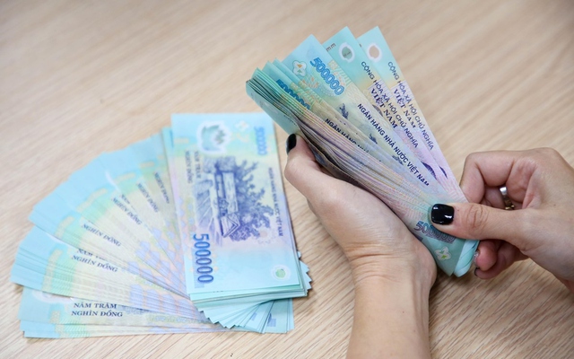 Một ngân hàng tại Việt Nam gây sốc khi công bố lương nhân viên: Làm 1 tháng bằng người khác làm nửa năm