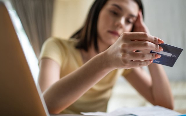 Tỉnh táo đi, đây là 3 cách khiến bạn rất dễ trở thành “chúa chổm” thông qua thẻ tín dụng