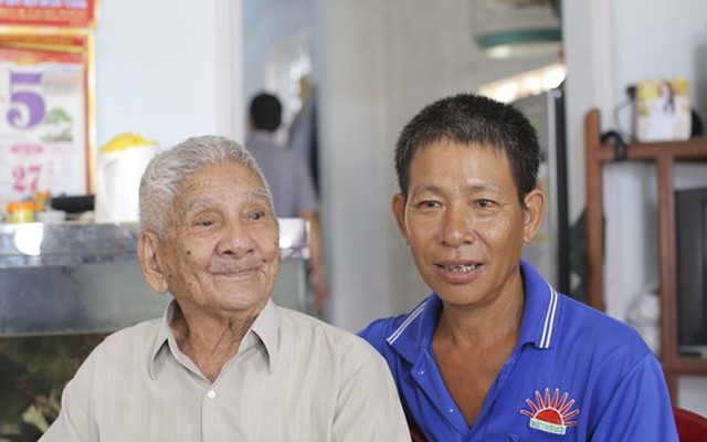 Cha già 94 tuổi gặp lại con trai sau gần 50 năm lưu lạc