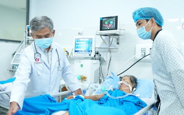 Bác sĩ 2 quốc gia phối hợp cứu bệnh nhân 'thập tử nhất sinh'