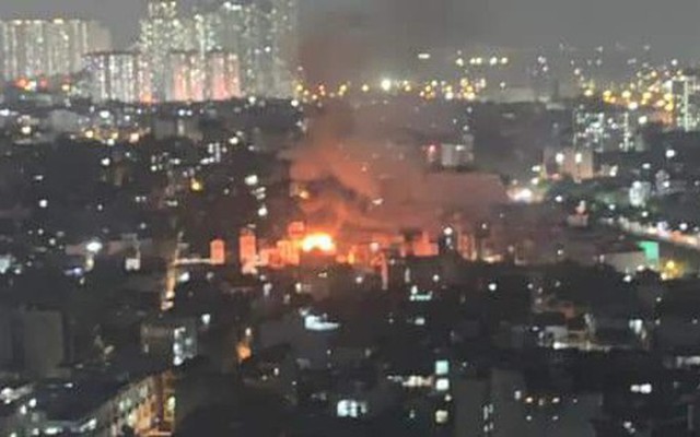 Hà Nội: Cháy nhà 3 tầng trong ngõ Vũ Tông Phan, cảnh sát nỗ lực dập lửa