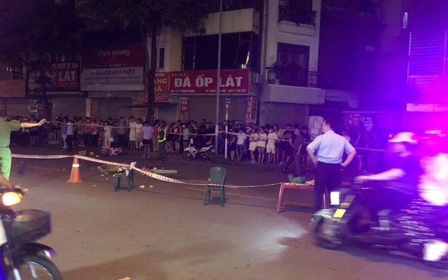 Tông chết người trên phố Hà Nội, tài xế bị dân "bắt sống": Hiện trường đau lòng
