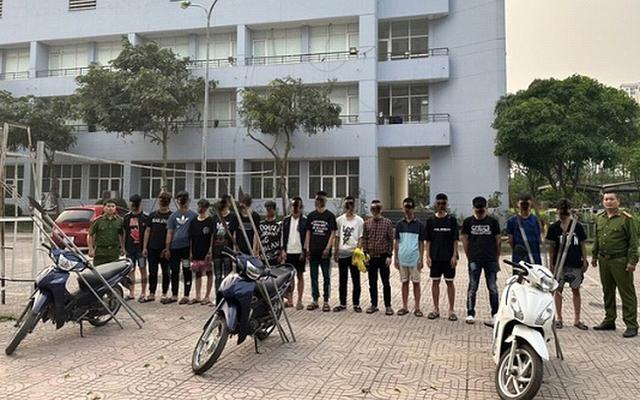 Cảnh sát bắt khẩn cấp 17 người là thành viên của 2 nhóm kín