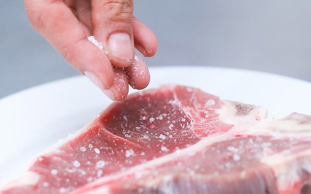 Đầu bếp lâu năm chỉ ra ướp thịt bò với muối là nhầm to: Thay thế bằng 1/2 thìa này, thịt vừa mềm vừa ngọt