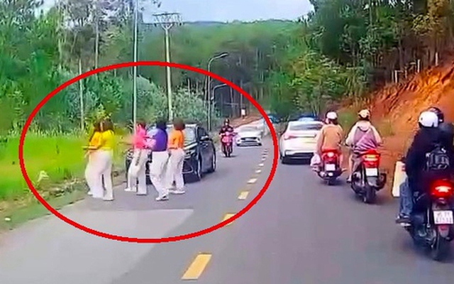 Bất chấp nguy hiểm, nhóm phụ nữ dừng xe con, nhảy nhót giữa đường ở Đà Lạt