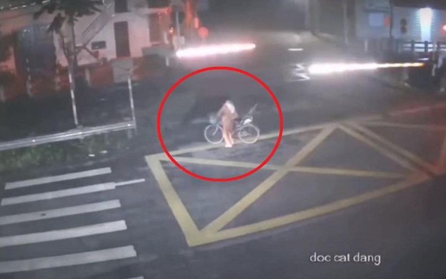 3 giờ sáng, người phụ nữ bị tàu hỏa tông tử vong: Điều khó hiểu nhất trong clip 21 giây