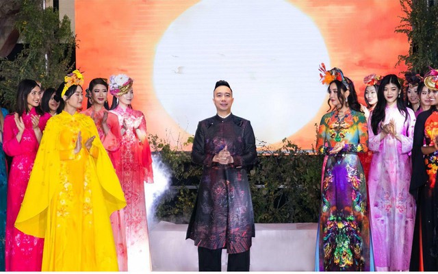 Bộ sưu tập áo dài "Phượng Hoàng" của NTK Đỗ Trịnh Hoài Nam gây ấn tượng tại Mỹ