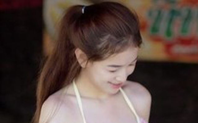 Xôn xao hình ảnh cô gái Thái mặc bikini nóng bỏng bán sầu riêng