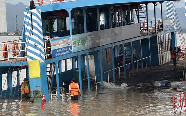 Phà chở khách ra Cát Bà gặp sự cố, nước ngập khoang