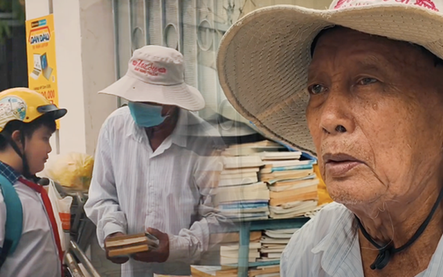 Cụ ông gần 90 tuổi đội mưa bán sách cũ ở vỉa hè Sài Gòn: "Lần nào thấy người trẻ đến mua sách là tôi vui lắm"