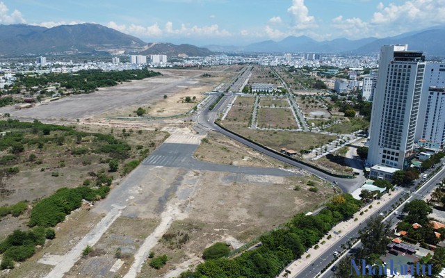 Cảnh hoang tàn khu đất sân bay Nha Trang đang bị Bộ Quốc phòng điều tra