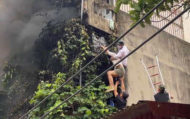 Người đàn ông phá ban công cứu 2 cô gái trong nhà trọ bị cháy ở Hà Nội: "Tôi không muốn làm người hùng"