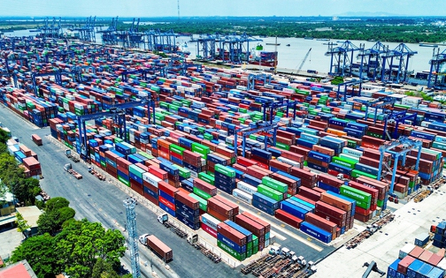 Toàn cảnh cảng biển lớn nhất Việt Nam, có lượng bốc dỡ container bằng tất cả cảng ở miền Bắc và miền Trung gộp lại