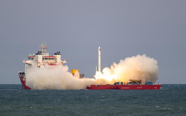 "Vũ trụ Weibo": Tên lửa Trung Quốc mang tên mạng xã hội phóng thành công từ biển