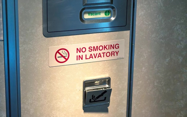 Tại sao một số máy bay vẫn trang bị gạt tàn dù cấm hút thuốc?