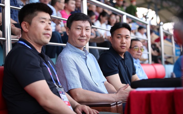 HLV Kim Sang-sik dự khán, "thế lực mới" của V.League vô đối trong cuộc đua vô địch