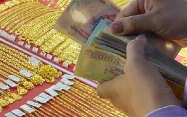 Cấm mua bán vàng bằng tiền mặt: Mua nửa chỉ cũng phải chuyển khoản là vô lý