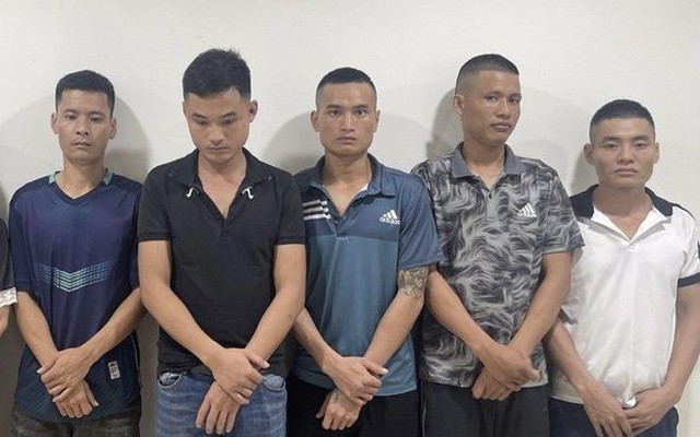 Công an Hà Nội đột kích bất ngờ, bắt giữ 14 người trong một quán karaoke
