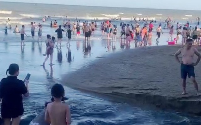 Dòng nước đen ngòm từ đâu chảy ra bãi biển Sầm Sơn?