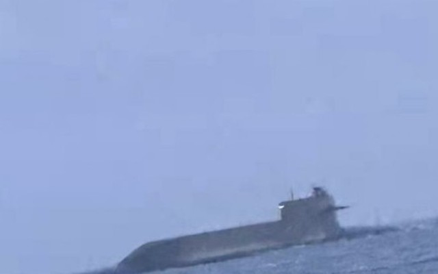 Tàu ngầm Trung Quốc nổi lên bất thường ở eo biển Đài Loan