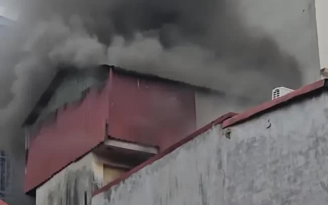 Cháy nhà 3 tầng ở phố Nguyễn Khang (Hà Nội)