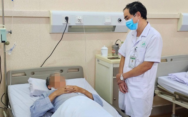 Hà Nội: Người đàn ông nhập viện trong tình trạng suy thận cấp vì 1 sai lầm khi uống nước