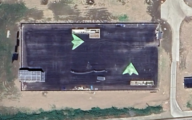 Giả thuyết xoay quanh hình ảnh máy bay tàng hình Trung Quốc xuất hiện gần siêu tàu đổ bộ mới