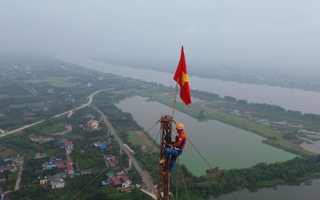 Treo mình giữa không gian thi công cột điện cao 145m kéo đường dây 500kV mạch 3 vượt sông Hồng