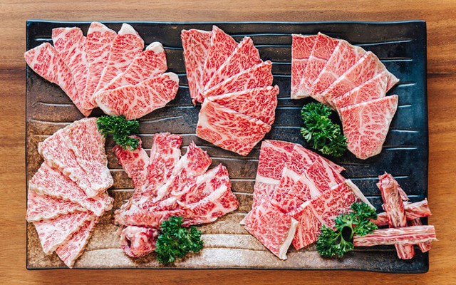 Lý do gì khiến thịt bò Wagyu siêu đắt đỏ, giá cả chục triệu đồng/kg?