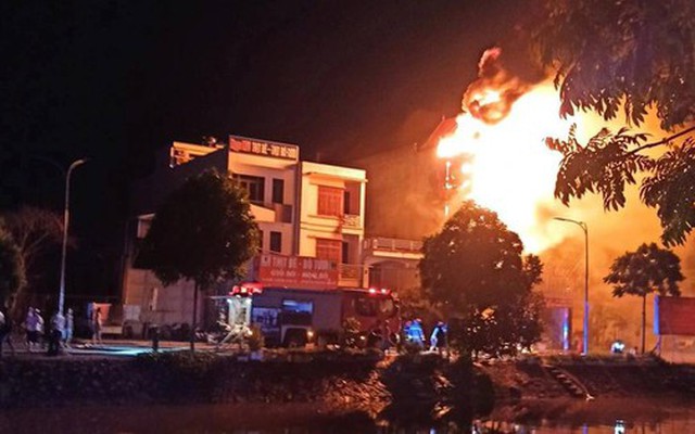 Nam Định: Cháy lớn thiêu rụi căn nhà 4 tầng ở Hải Hậu, người dân nỗ lực dập lửa