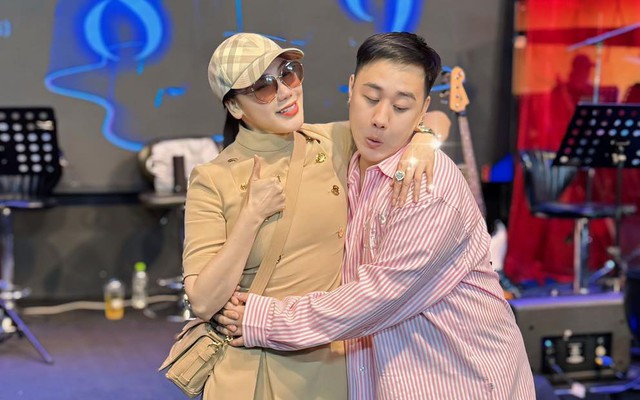 Nữ ca sĩ phú bà showbiz: Mang "hai căn nhà" trên tay, đè lên vai đàn em