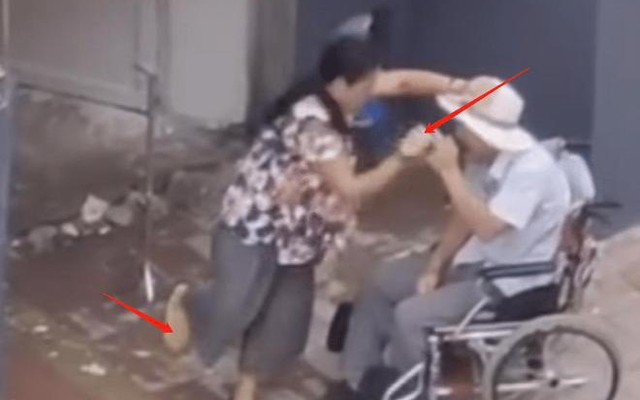 Camera ghi lại cảnh vợ bạo hành người chồng đang ngồi xe lăn: Nghe lý do ai cũng xót xa