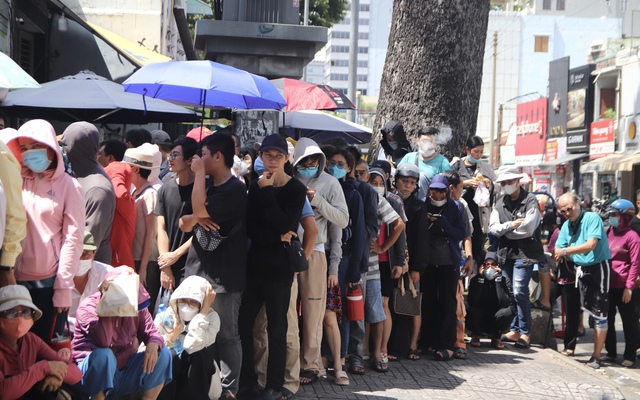 Công an TP Hà Nội cảnh báo hiện tượng các doanh nghiệp thuê người xếp hàng mua vàng "bình ổn"