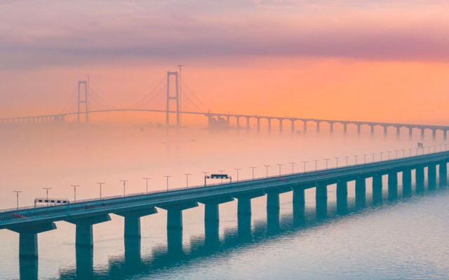 Ngày đầu tiên thông xe cây cầu vượt đại dương hơn 6 tỷ USD ở Trung Quốc: Từ cầu đến hầm xuyên biển đều 'kẹt cứng', lộ trình 90 phút nhưng sau 6 tiếng mới đến nơi
