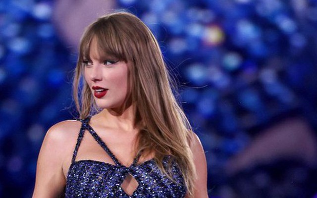 Taylor Swift trốn trong vali