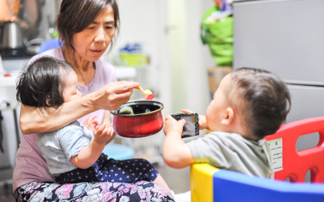 Quốc gia đầu tiên thông qua luật ông bà được trả lương khi chăm cháu: Chăm trẻ không phải là trách nhiệm, cha mẹ già đâu thể hi sinh cả đời!