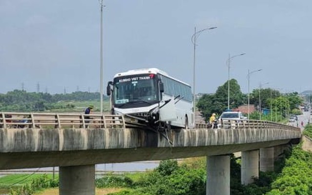 Xe khách tông gãy lan can, treo lơ lửng trên cầu ở Bắc Ninh